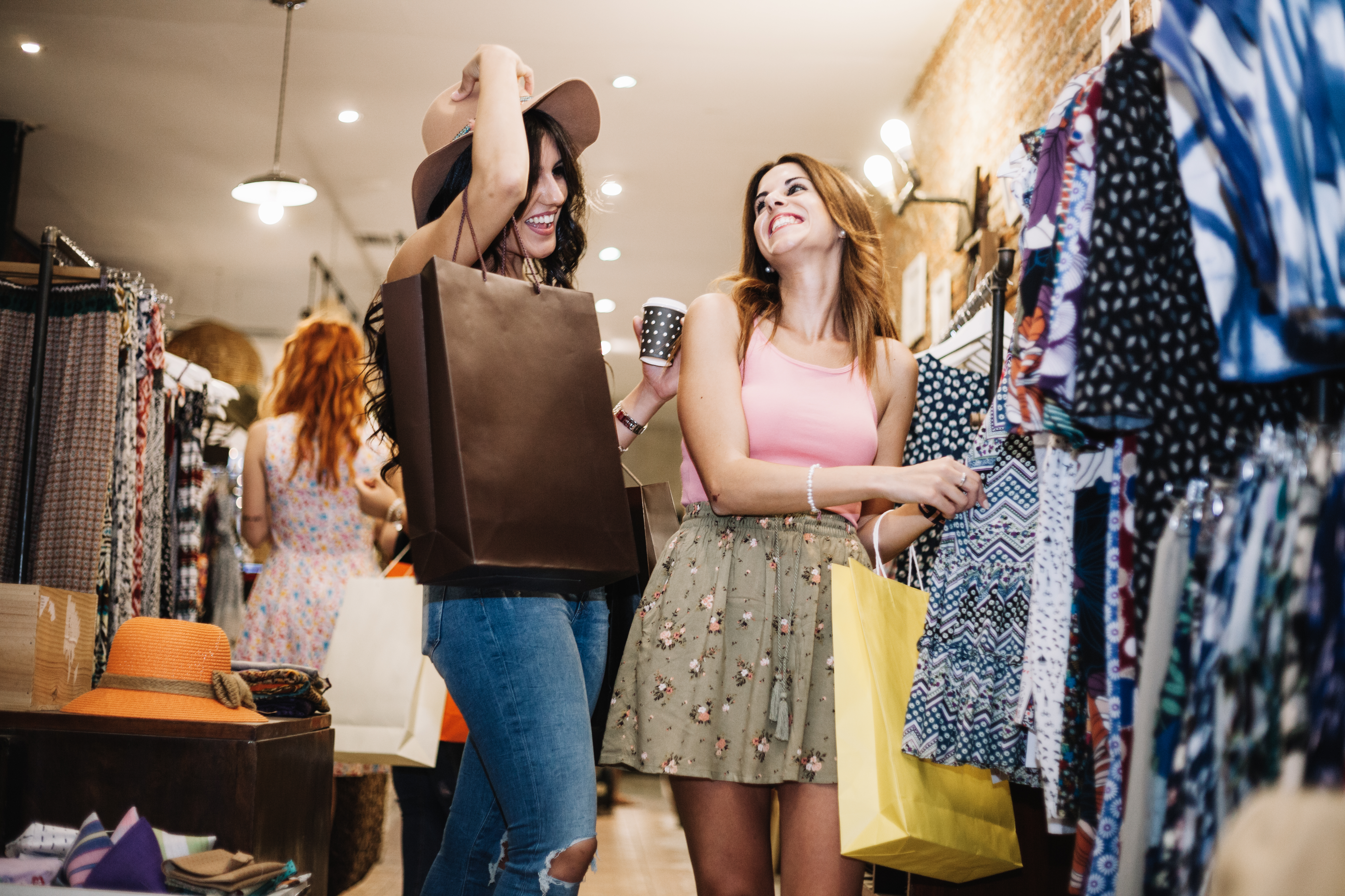 Woman shopping man shopping. Модная одежда шоппинг. Женщина в магазине одежды. Модные платья шоппинг. Шоппинг в магазине одежды.